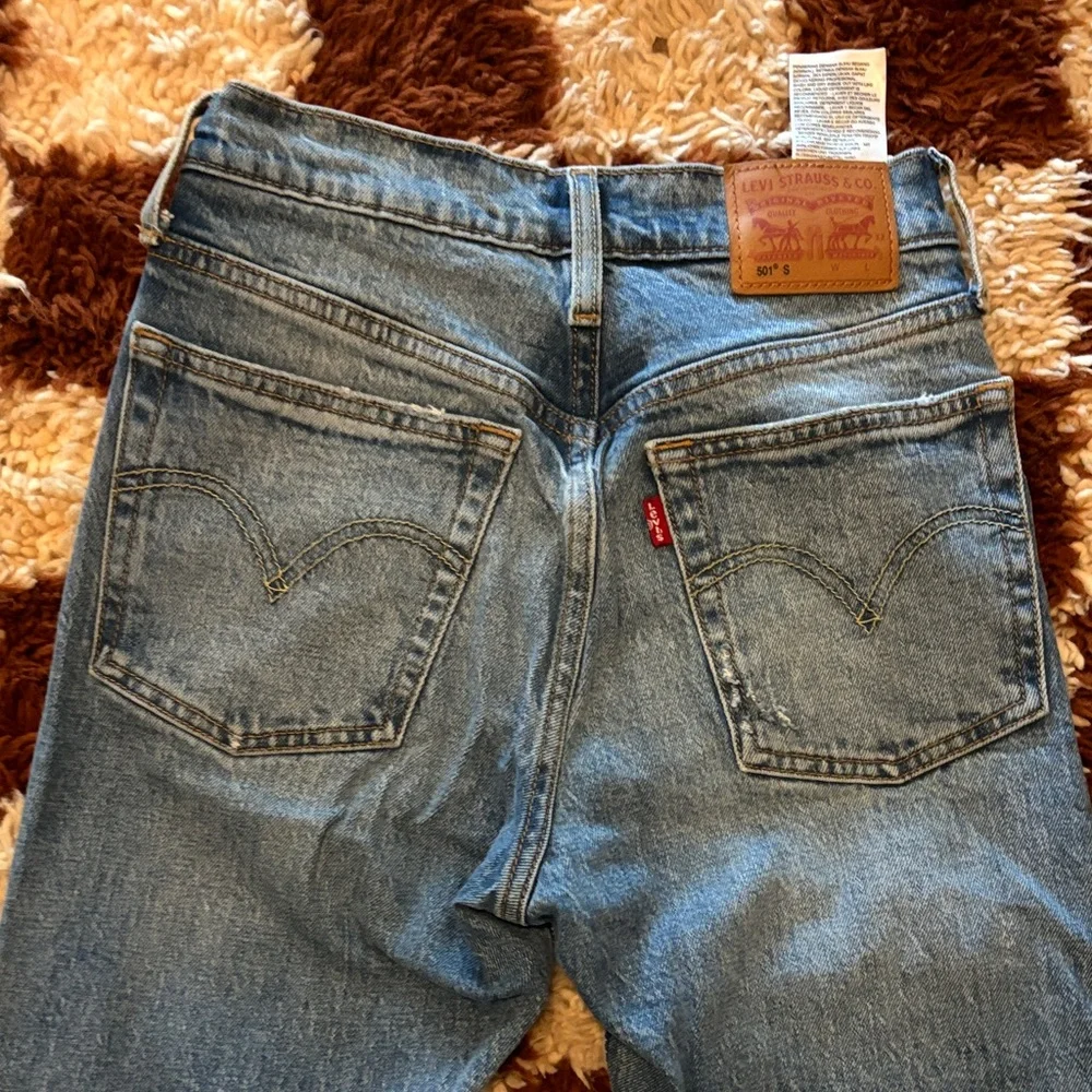 Levi's Women's Skinny Jeans in Faded Blue - Picture 3 of 8